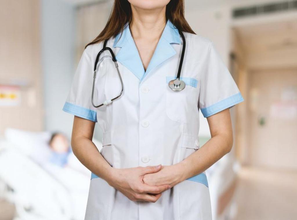 Verpleegster op Covid-afdeling op de vingers getikt wegens deze gewaagde outfit
