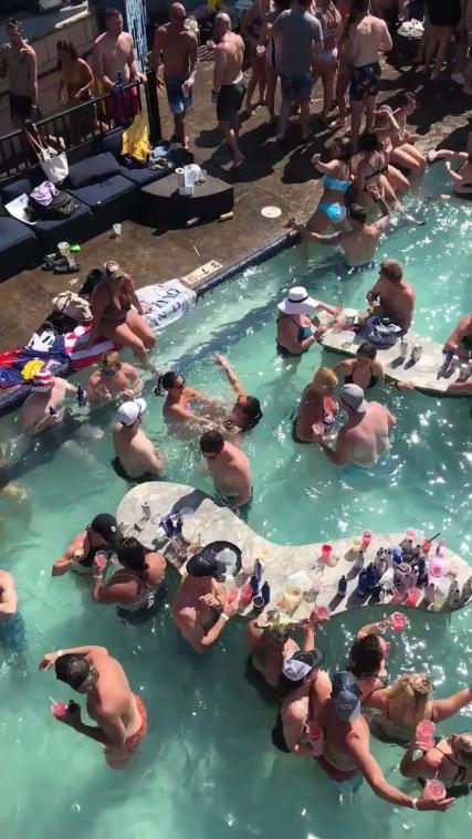 VIDEO. Amerikaanse vakantiegangers negeren social distancing tijdens Memorial Day