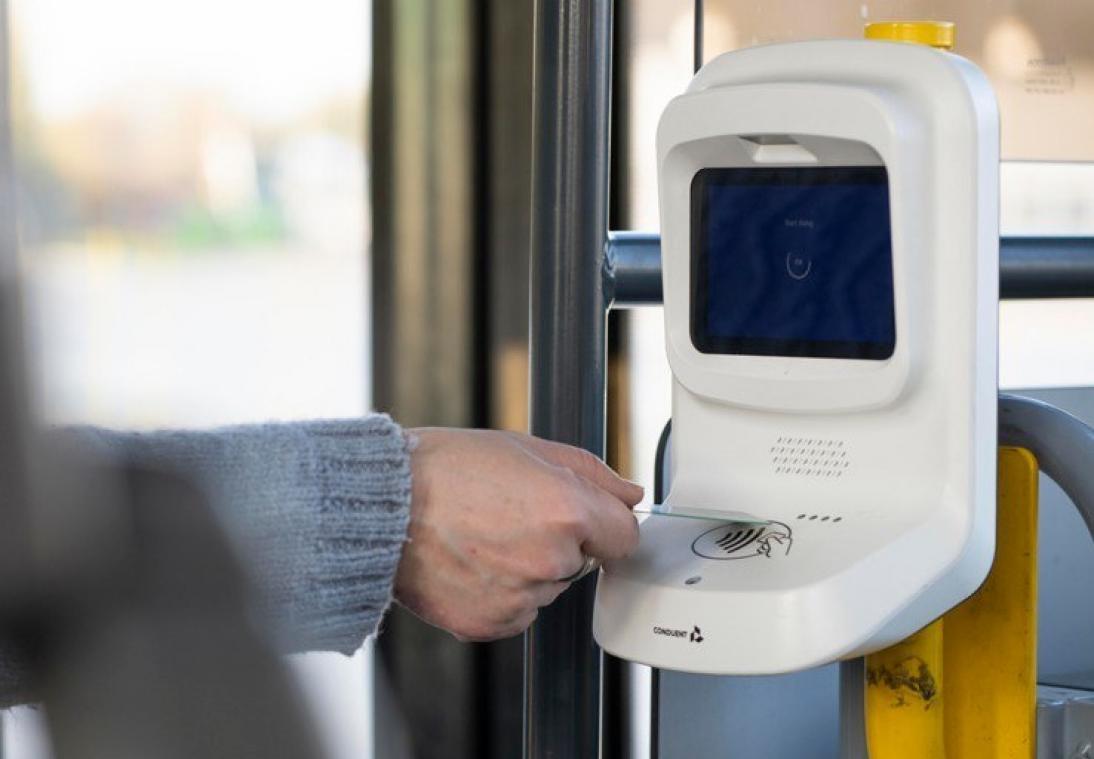 De Lijn lanceert contactloze betaling op het openbaar vervoer
