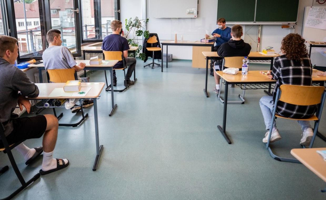 Weyts vraagt om versoepeling afstandsregels op scholen