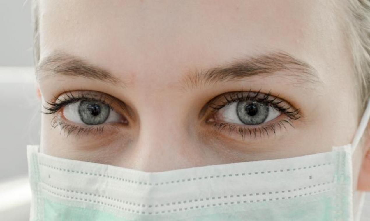 Vrouw zonder mondmasker wordt niet bediend, dus trekt ze haar slipje uit (video)