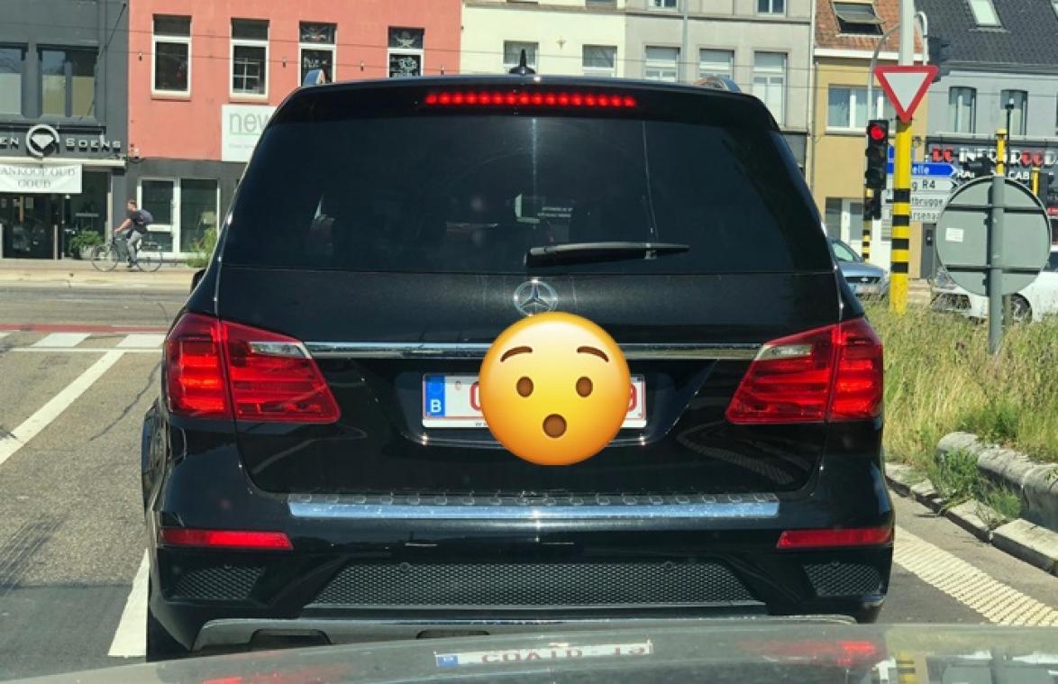 Belg rijdt rond met wel heel opvallende nummerplaat voor deze tijd... (foto)