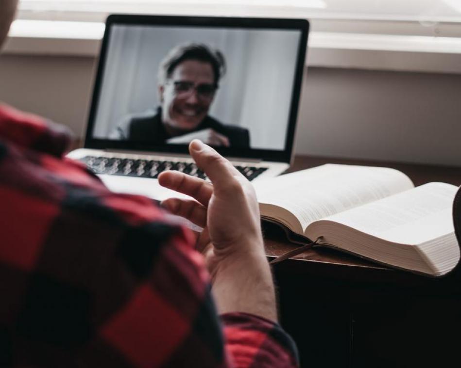 Helft Nederlanders stoort zich aan onverzorgde collega's tijdens videocall