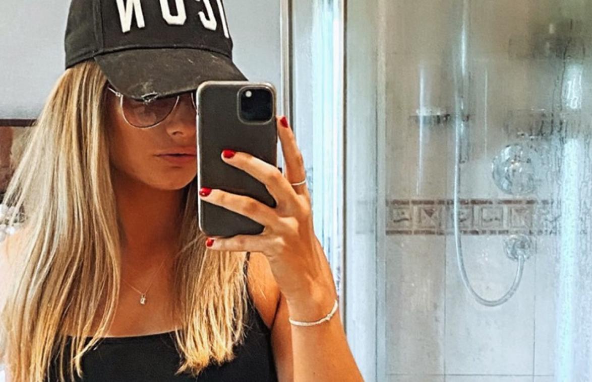 Vrouw maakt selfie, maar beseft niet wat er op de achtergrond gebeurt...