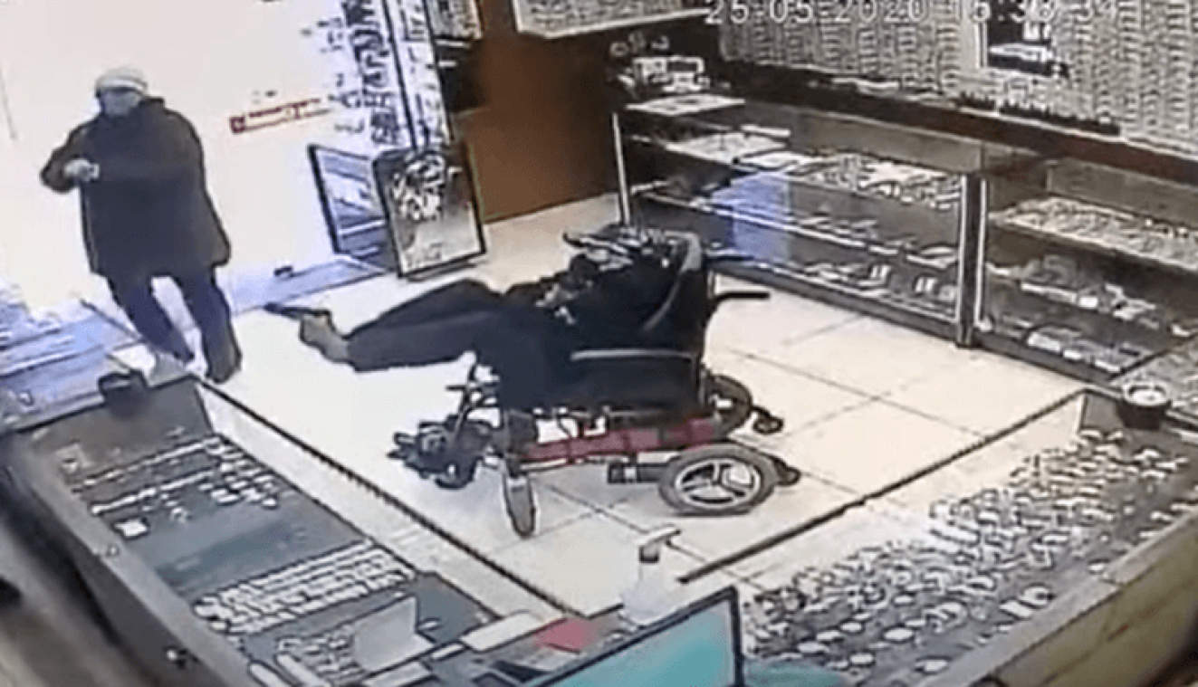 BIZAR. Tiener in rolstoel pleegt gewapende overval (video)