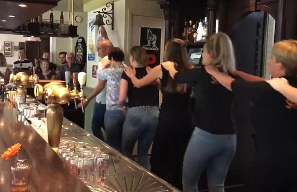 Cafés in Nederland nog maar net open en er wordt al een polonaise gedanst (video)