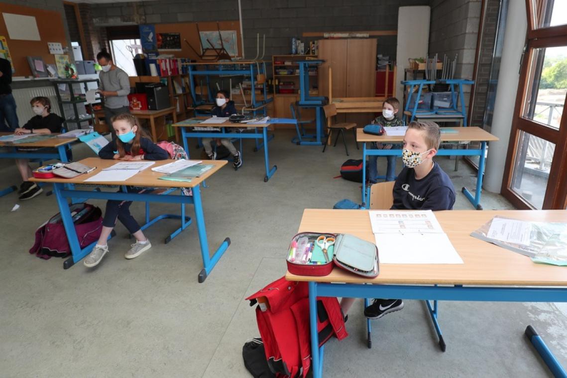 Kleuterscholen en deel middelbaar onderwijs openen vandaag de deuren: "Het blijft een puzzel"