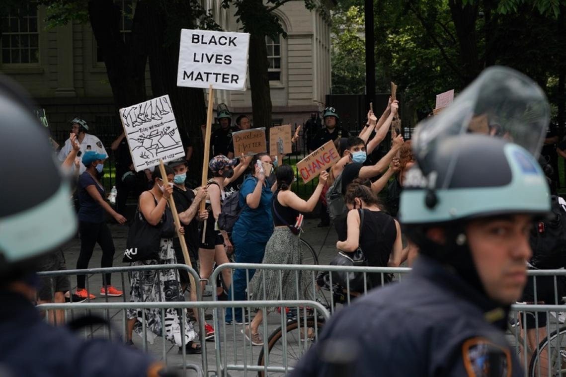 Open brief van Amerikaanse zorgsector steunt massabetogingen ondanks coronavirus: "Racisme is óók een gezondheidscrisis"