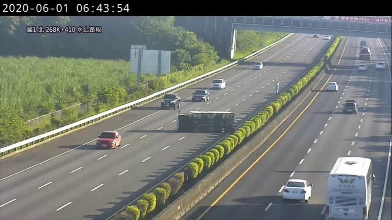Tesla op automatische piloot knalt in volle vaart tegen bestelwagen (video)