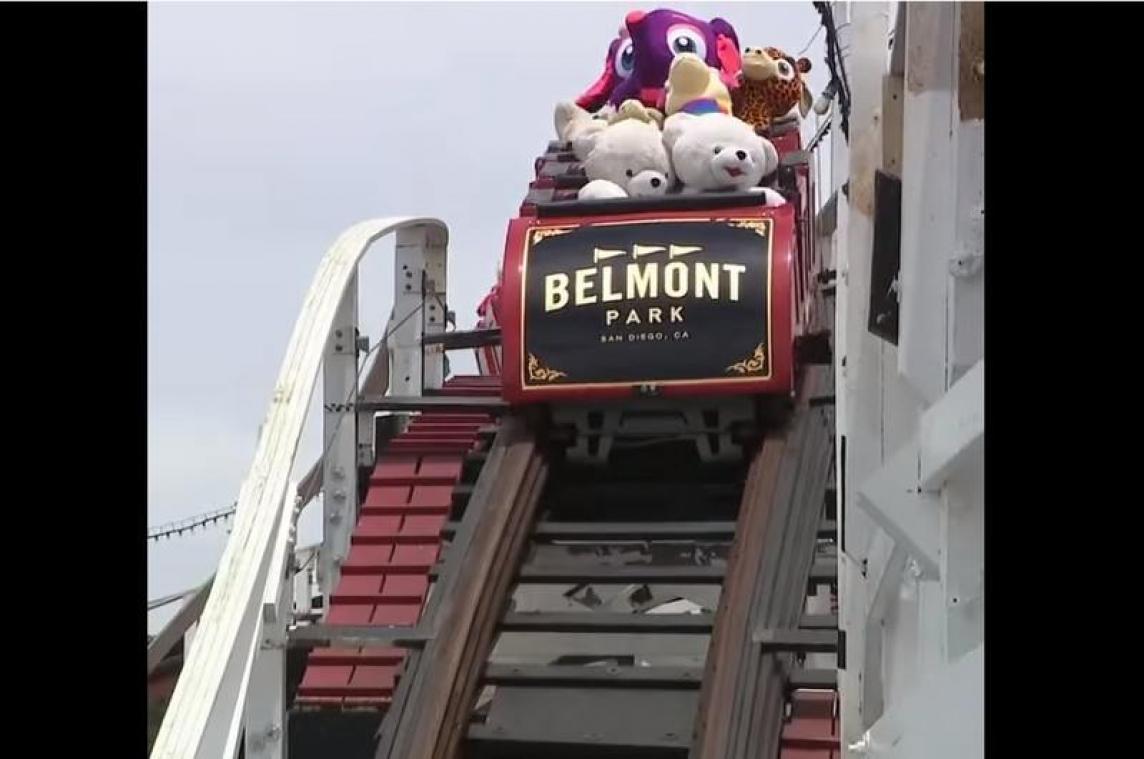 Cute! Zo onderhoudt Amerikaans pretpark zijn roetsjbaan in coronatijden (video)