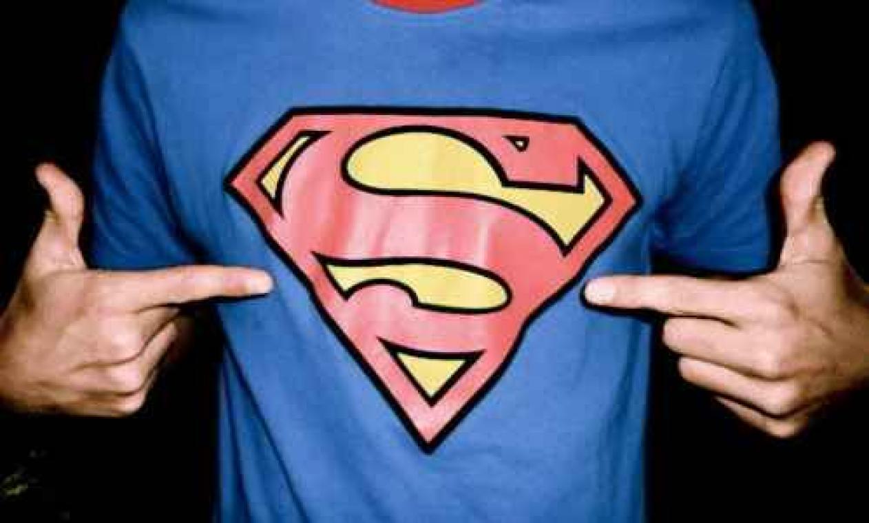 Een Superman T-shirt  dragen kan tot betere studeerprestaties leiden