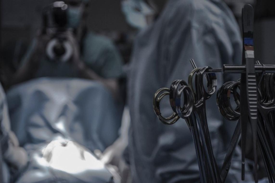 BIZAR. Dokters halen telefoonoplader uit blaas tijdens operatie