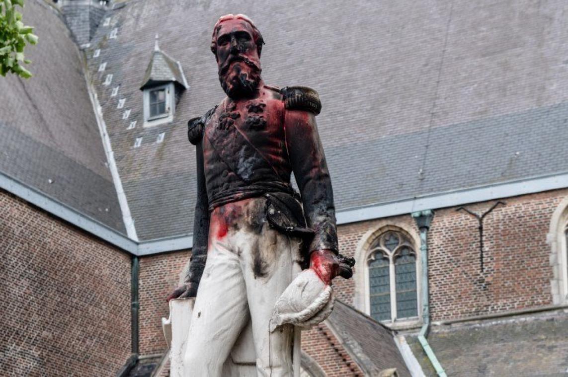 Beklad standbeeld Leopold II weggehaald in Ekeren (video)