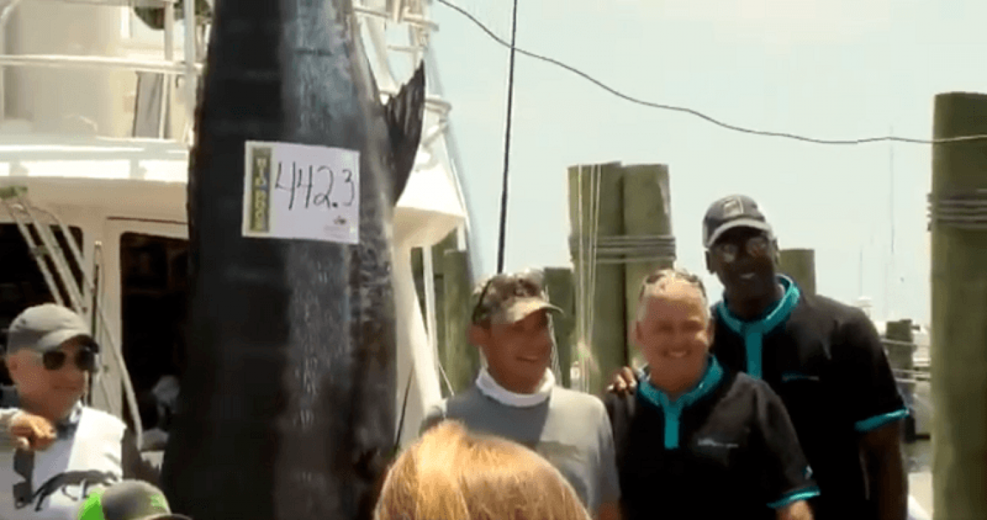 Michael Jordan en team vangt monstervis van 200 kilogram