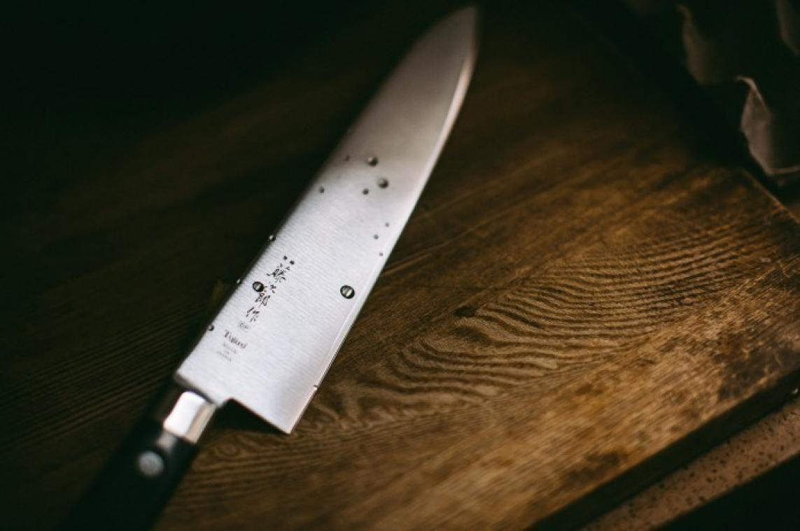 BIZAR. Vrouw steekt vriend neer omdat hij haar slechts een berichtje stuurde voor haar verjaardag