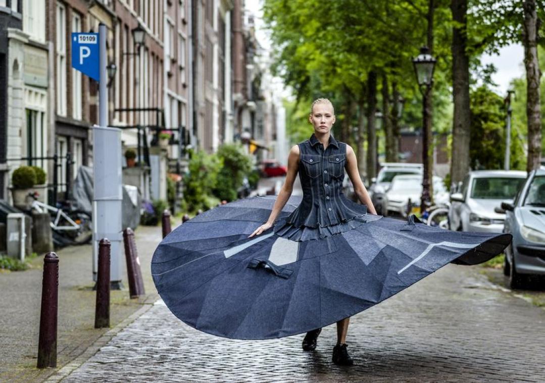 BIZAR. Nederlandse danseres houdt afstand in 3 meter brede tutu