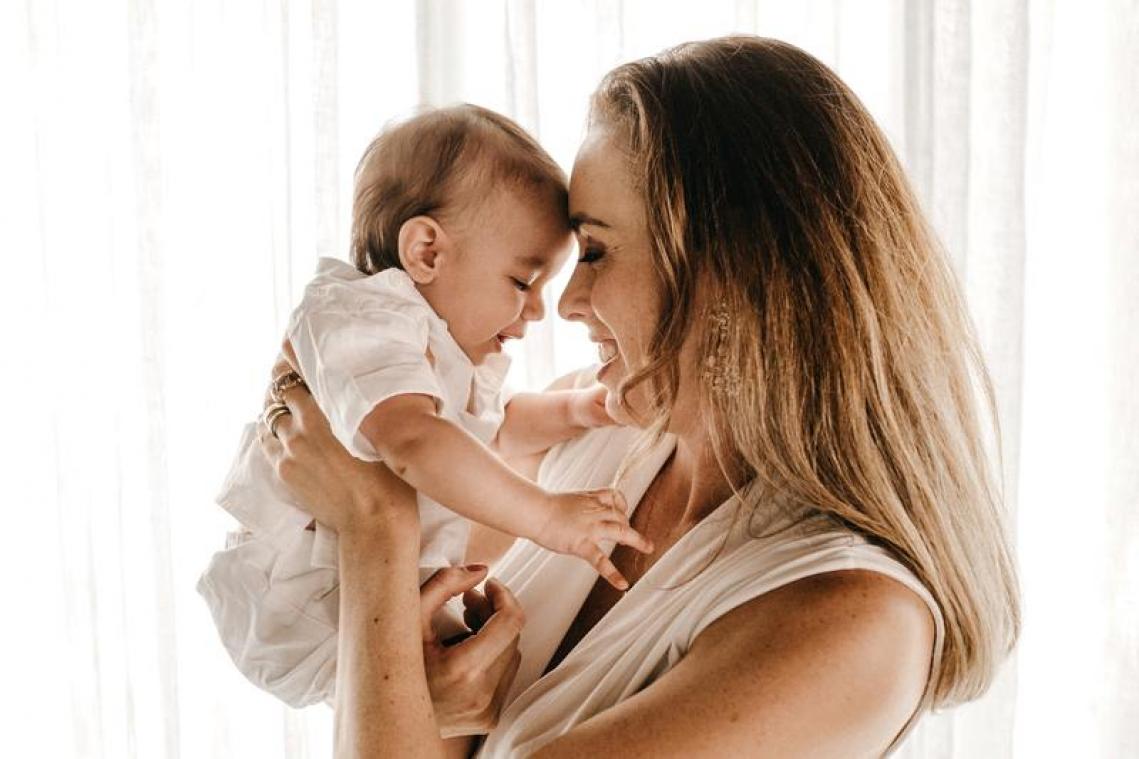 Dit is de beste manier om een baby te knuffelen