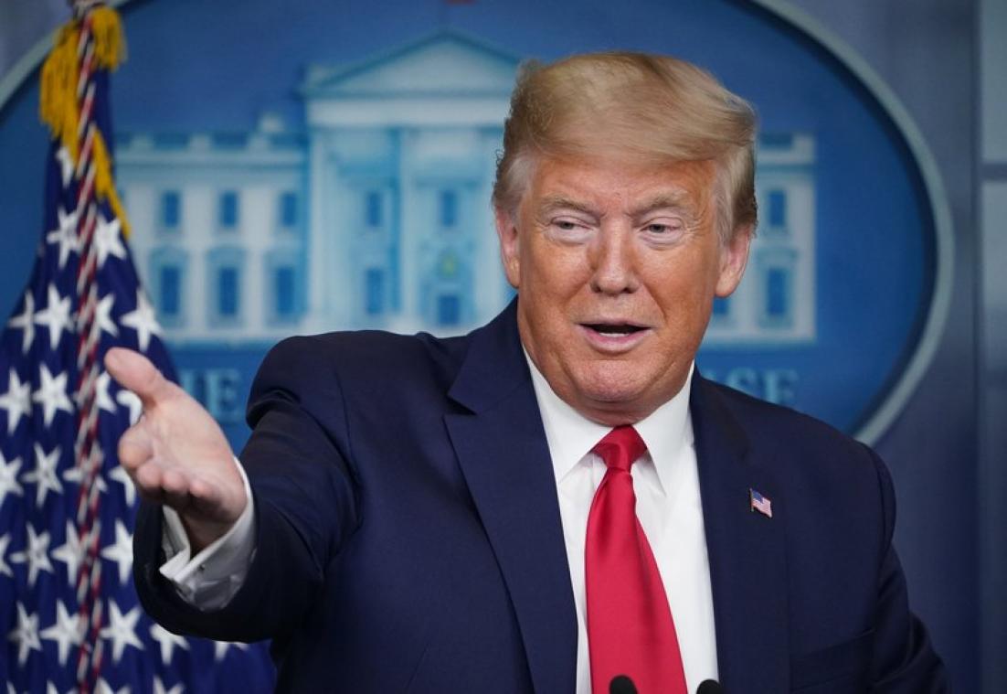 Trump wuift speculatie rond gezondheid weg na moeizame afdaling van trap: "Lag erg glad"