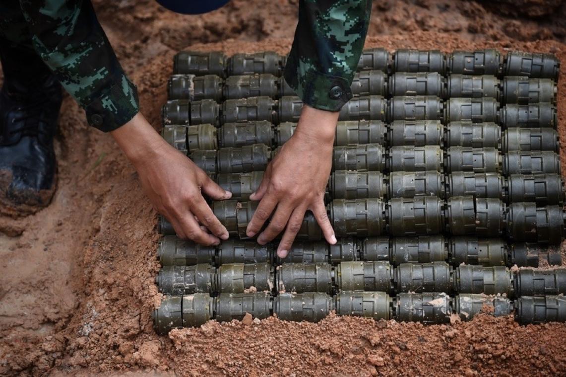 BIZAR. Cambodjaan gebruikt nog werkende landmijnen als tuindecoratie