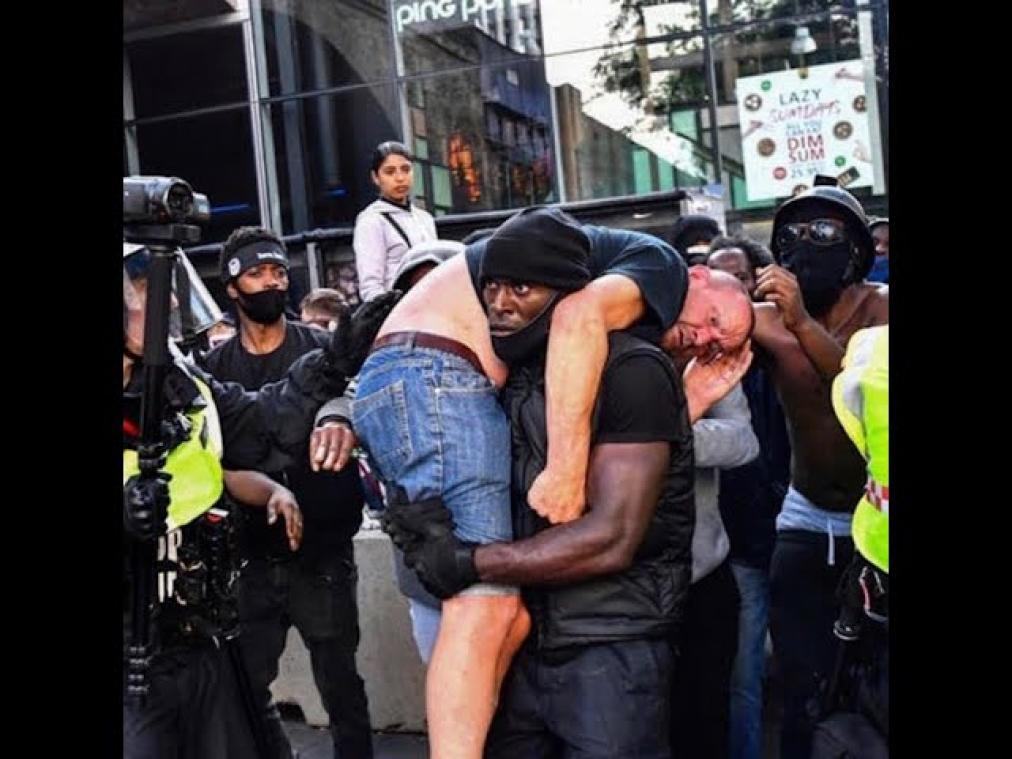 Zwarte man die tegenbetoger oppikte: We hebben een moord voorkomen (video)