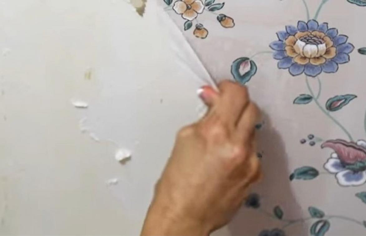 Vrouw haalt behang van muur en treft 22 jaar oude boodschap aan (foto)