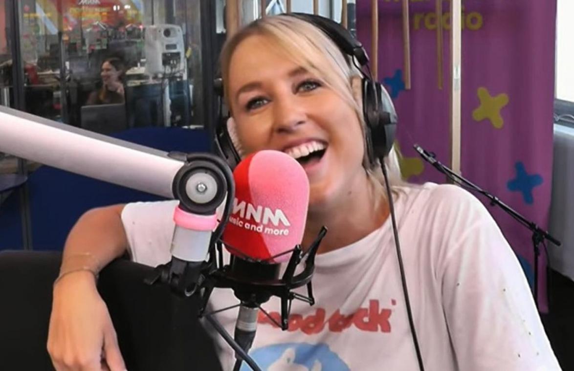 Kat Kerkhofs belt met jeugdliefde: "Toen we net zouden kussen, begon ik je te negeren" (video)