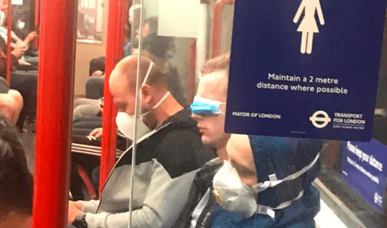 BIZAR. Britse metropassagier gebruikt mondmasker om slaap in te halen