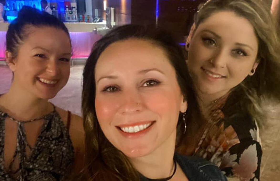 Vrouw gaat uit met vriendinnen om einde lockdown te vieren, maar ze raken ALLEMAAL besmet