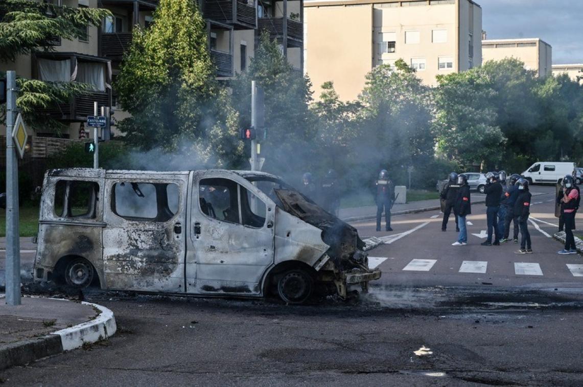 Bendeoorlog in Dijon: gemaskerde mannen met zware wapens zwaaien de plak