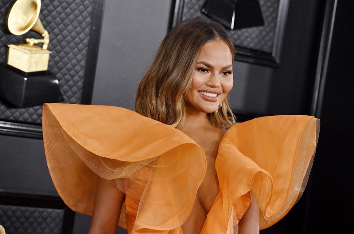 Chrissy Teigen viert geslaagde borstoperatie met deze toepasselijke taart