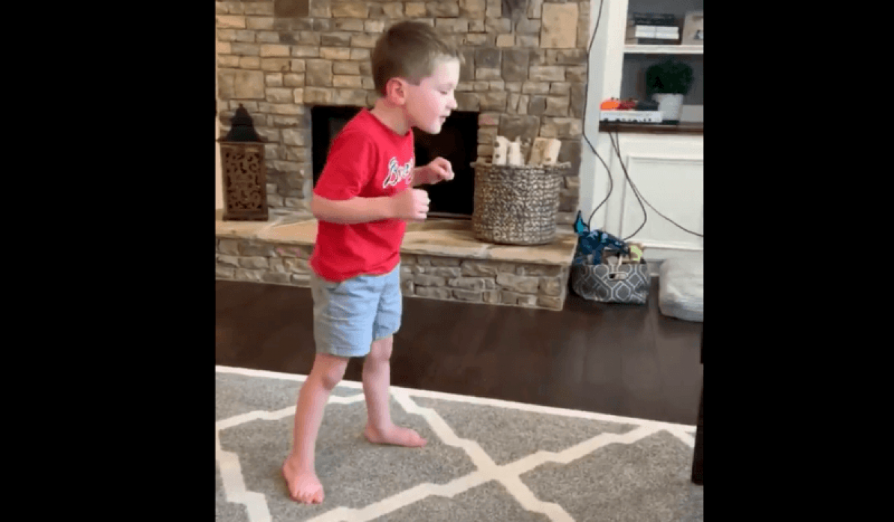 Artsen voorspelden hem leven in rolstoel, maar gehandicapte jongen verbaast de wetenschap (video)
