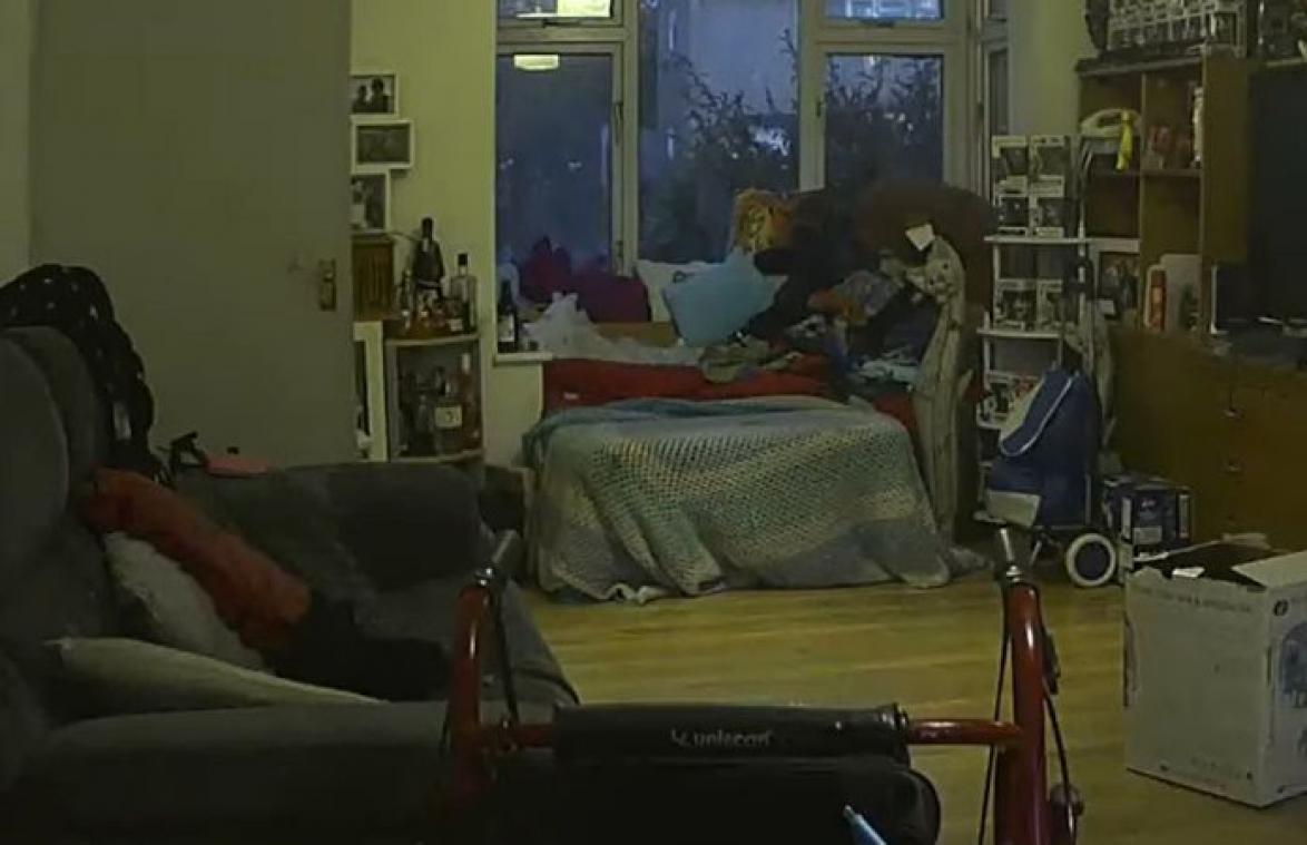 AKELIG! Camera filmt 'geest van overleden kat' op zetel (video)