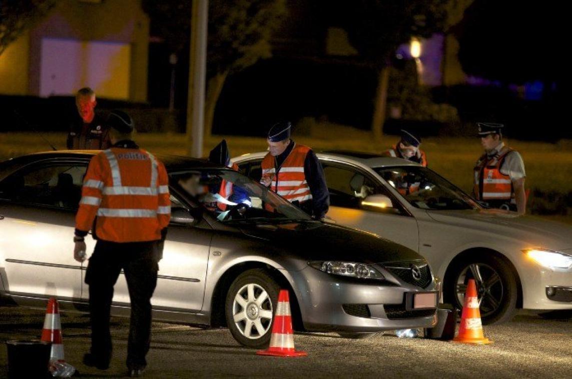 BIZAR. Bestuurder drinkt nog snel van fles sterkedrank bij alcoholcontrole