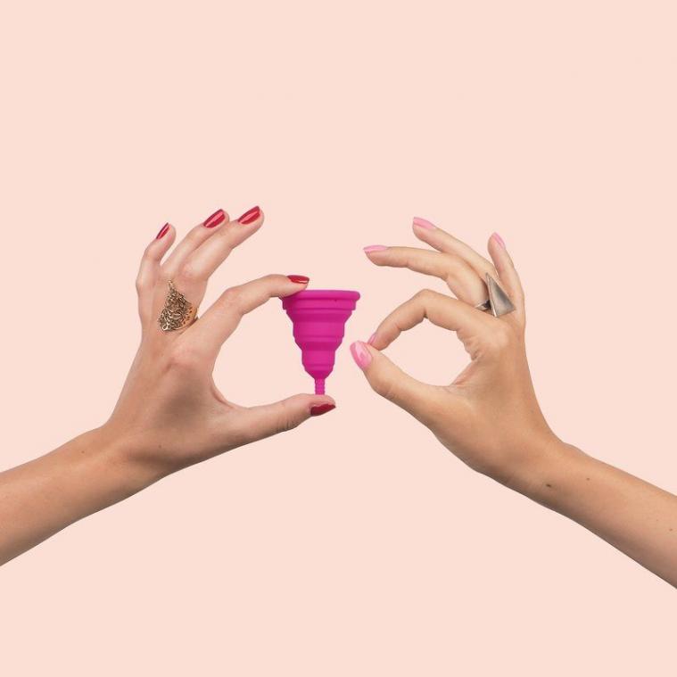 BIZAR. Een menstruatiecup zou je maandstonden verkorten