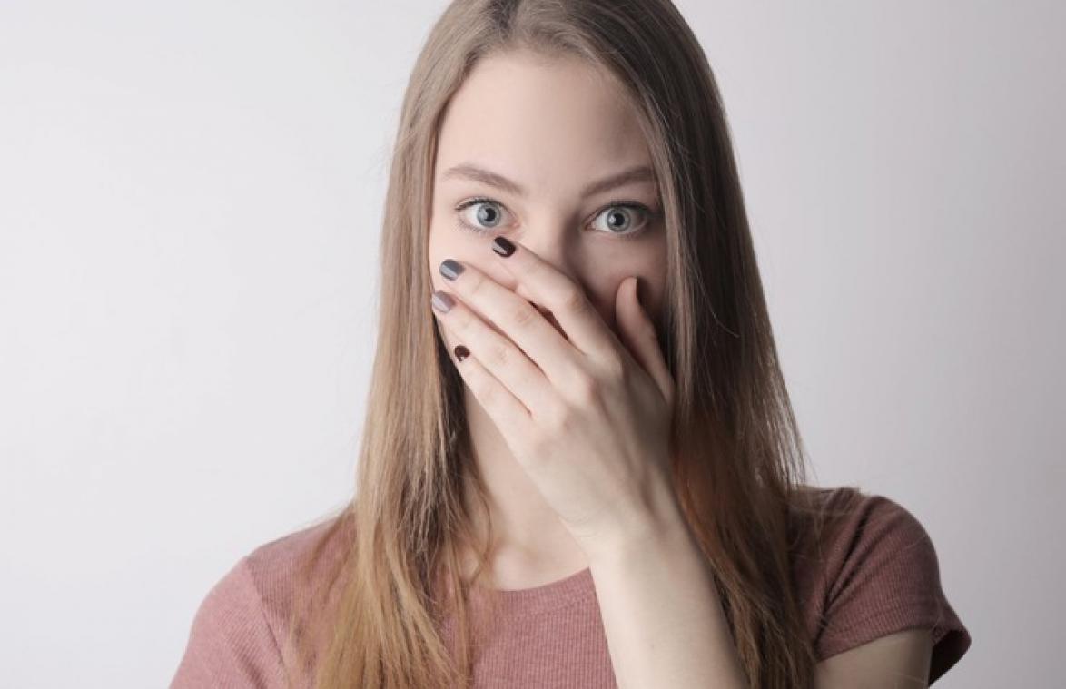 Vrouw gechoqueerd nadat moeder van vriendje haar gênante vraag stelt aan tafel