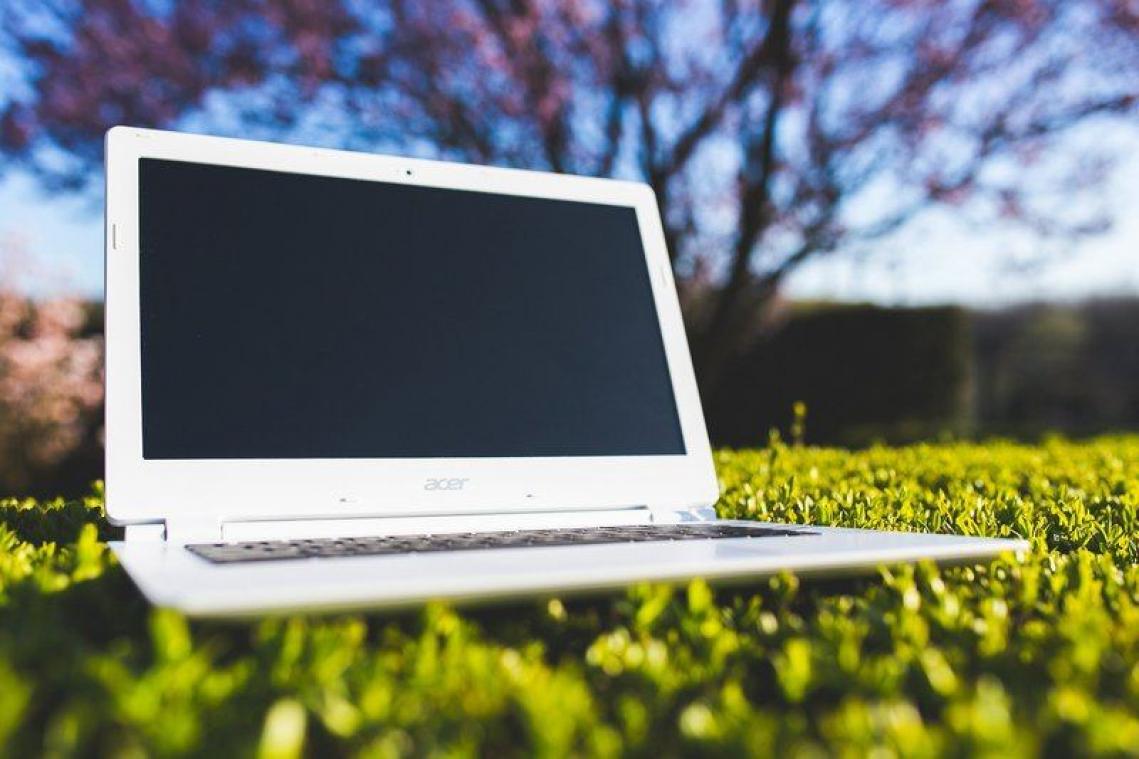 LIFEHACK. Zo kan je perfect met je laptop buitenwerken