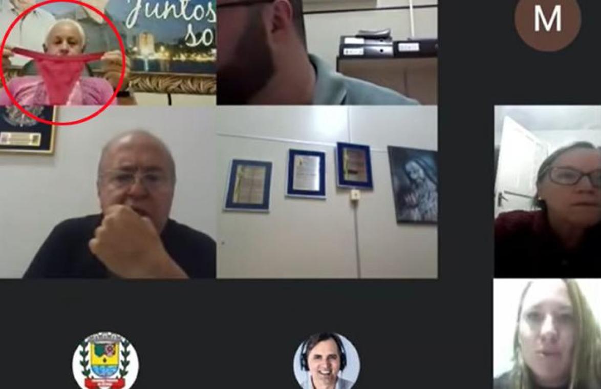 WOOPS! Politicus vergeet camera en ruikt aan slipje tijdens online vergadering (video)