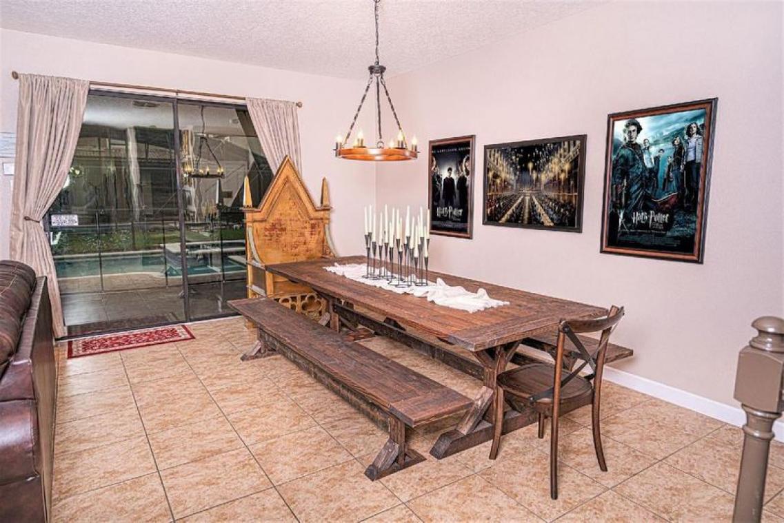 Deze Harry Potter-Airbnb heeft themakamers in de stijl van de Zweinsteinafdelingen