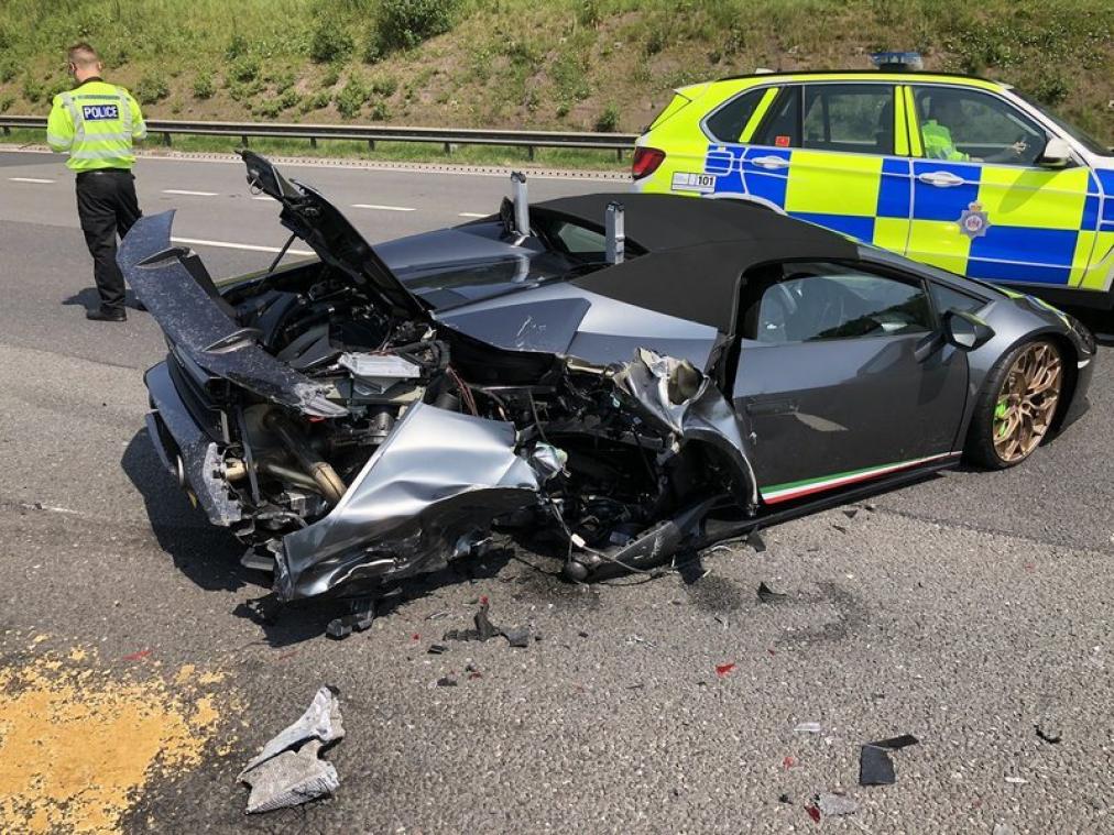BIZAR. Spiksplinternieuwe Lamborghini 20 minuten na aankoop in de prak gereden