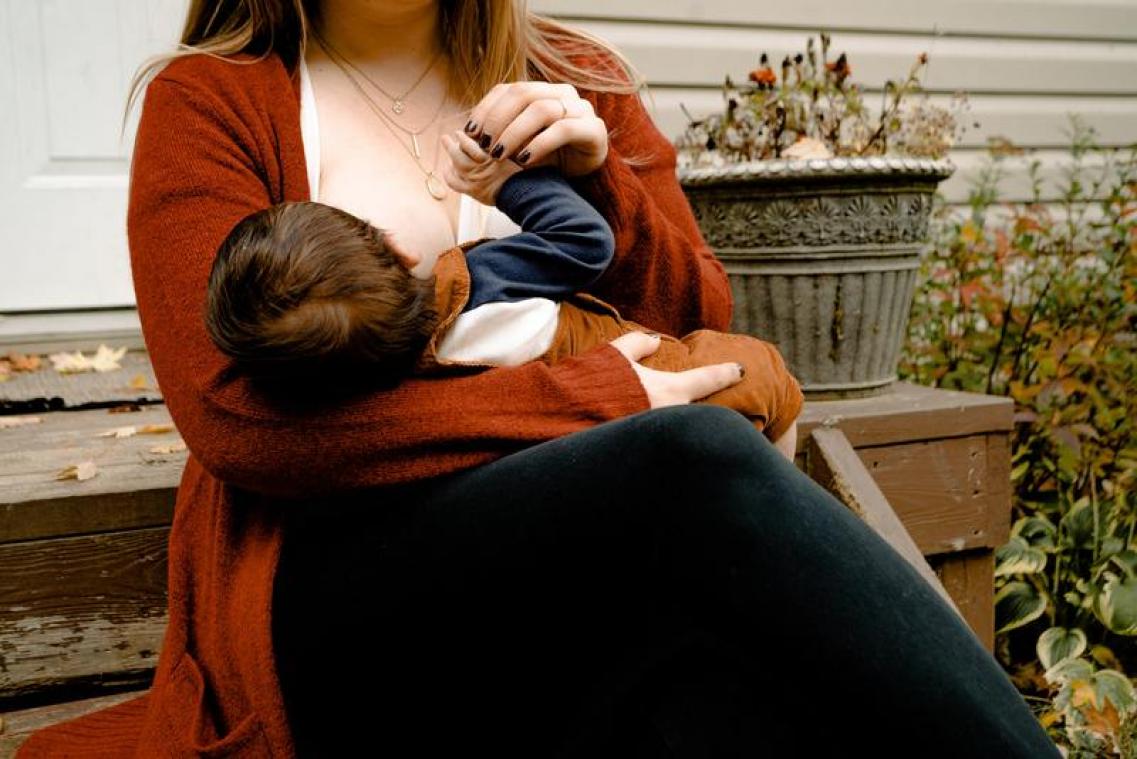 BIZAR. Vrouw geeft uitleg over borstvoeding met drie wijnglazen en een spons