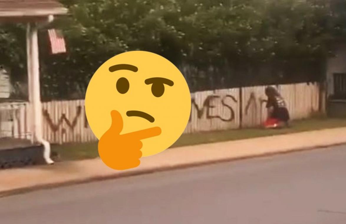 Man probeert 'White Lives Matter' op hek te verven, maar maakt gênante blunder (video)