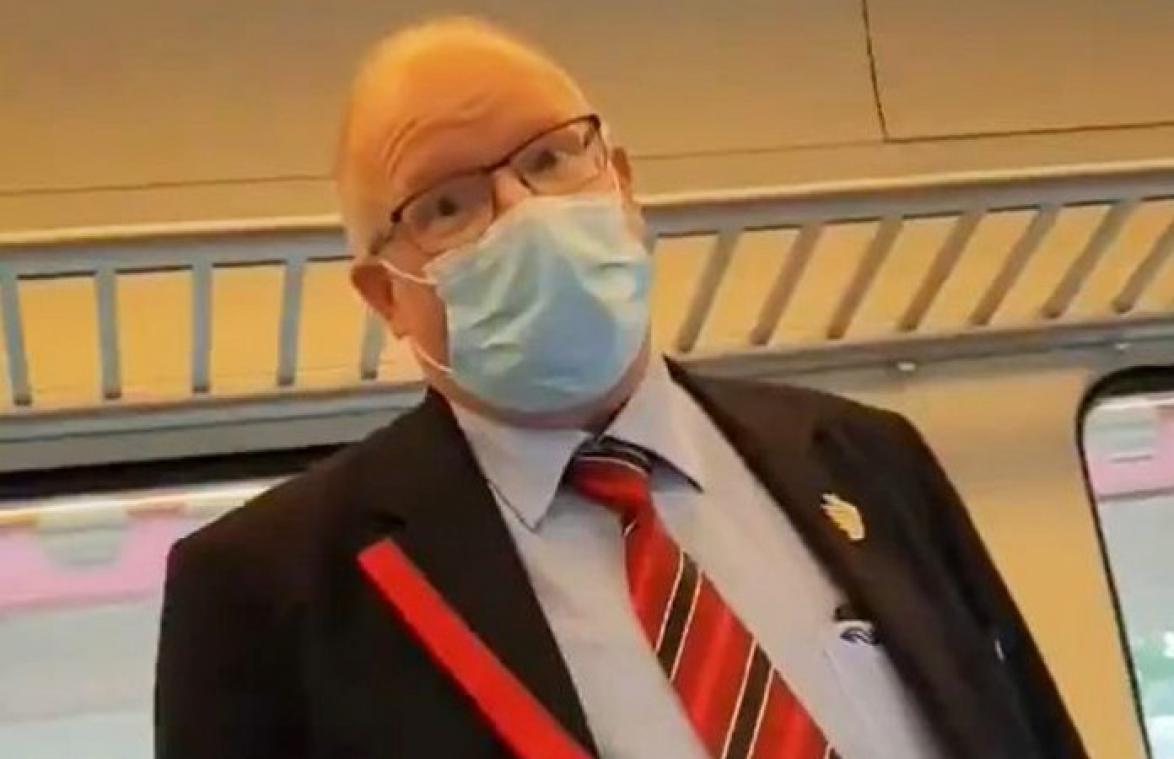 Ophef over vrouw die van trein wordt gegooid omdat ze geen mondmasker draagt (video)