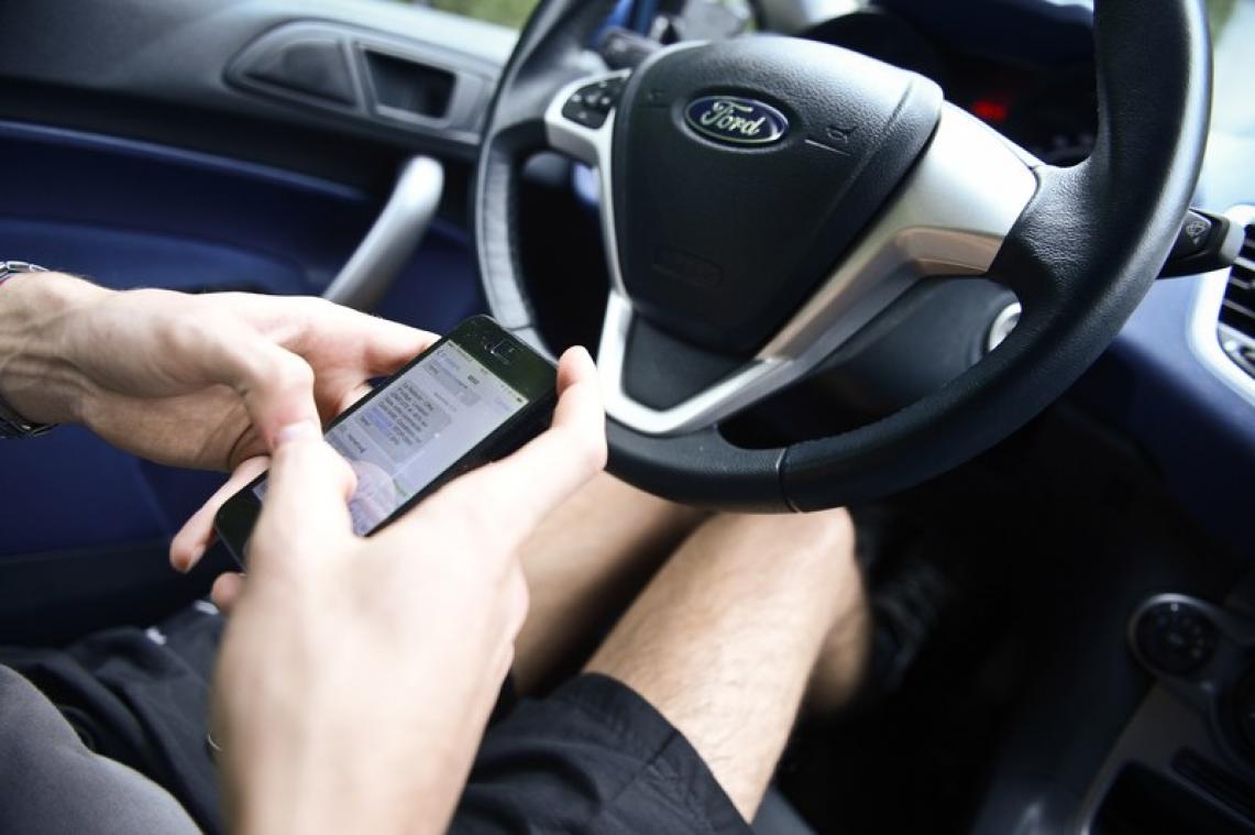 Kwart van de Belgen verzendt en leest sms'en achter het stuur