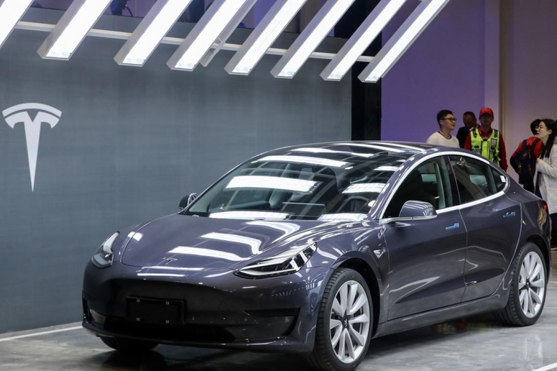 BIZAR. Man bestelt per abuis 28 Tesla's door technische storing op website