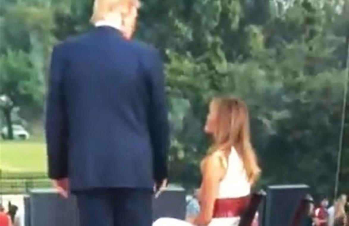 Gênant: Trump vraagt zijn vrouw om recht te staan tijdens ceremonie, maar zij weigert (video)