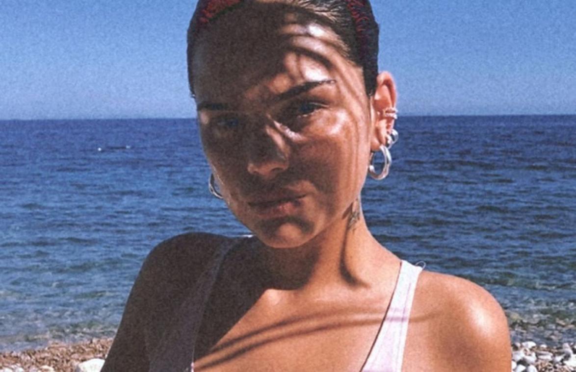 Famke Louise verrast haar volgers met pittig detail op DEZE bikinifoto