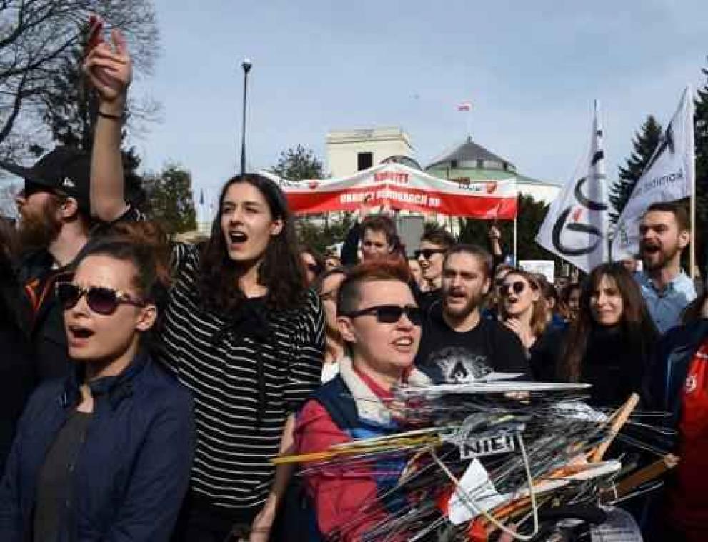 Meer dan 240.000 mensen betogen in Polen tegen regering