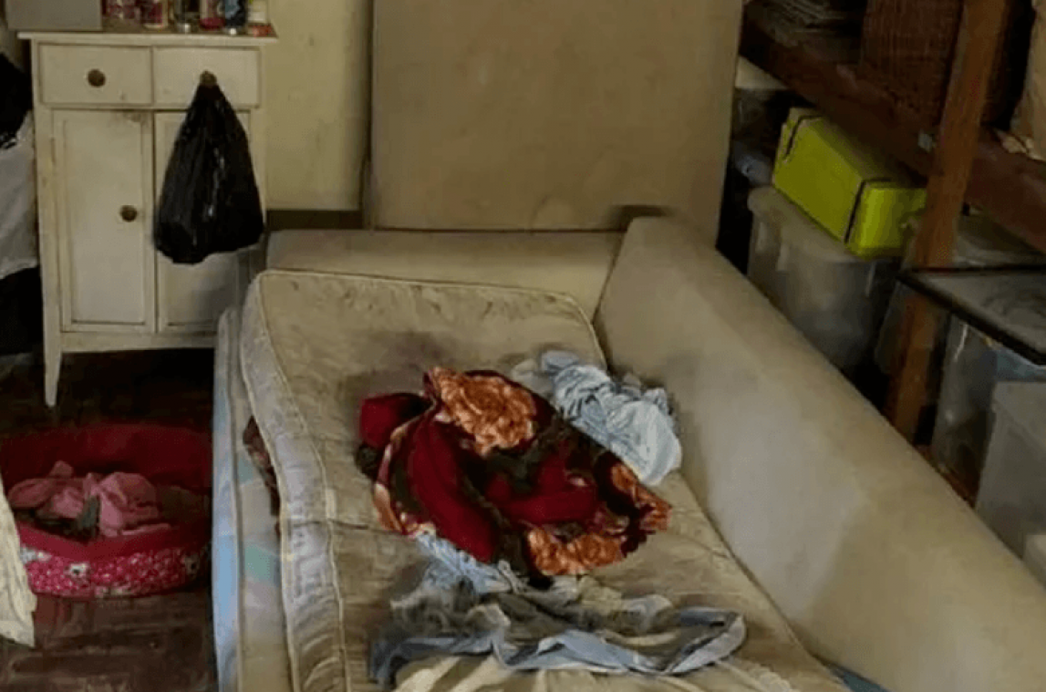 Vrouw (61) gered uit schuurtje nadat ze 22 jaar als slavin werkte voor rijke familie