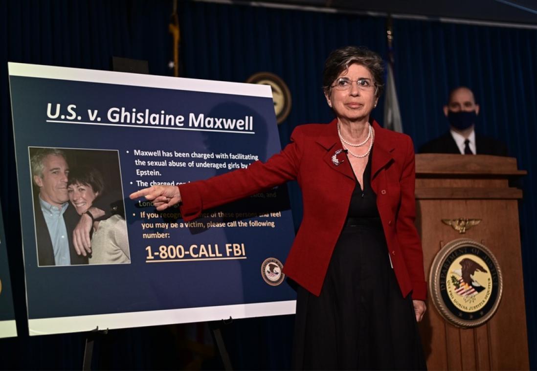 Zorgen voor Bill Clinton?: "Ghislaine Maxwell heeft tal van sekstapes van vrienden van Epstein"