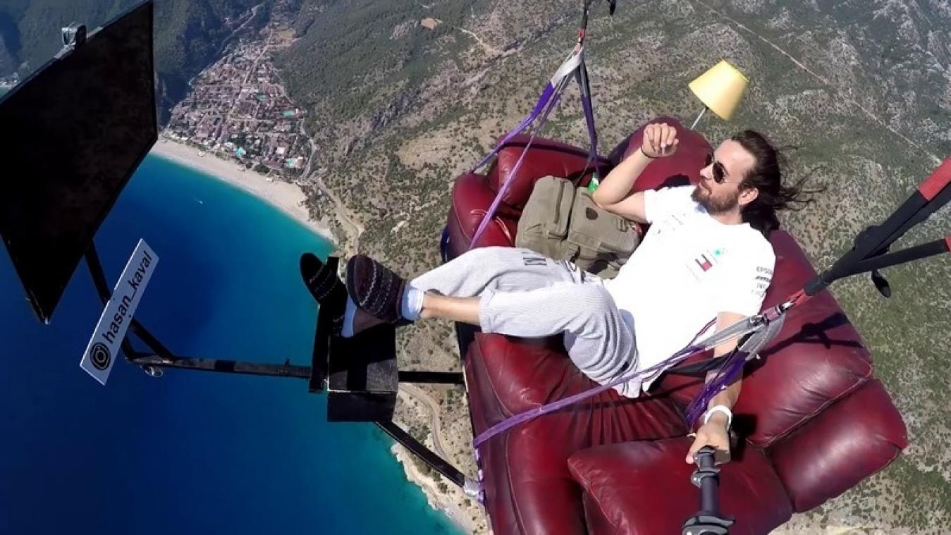 Man paraglide van berg af alsof hij thuis in de zetel zit (video)